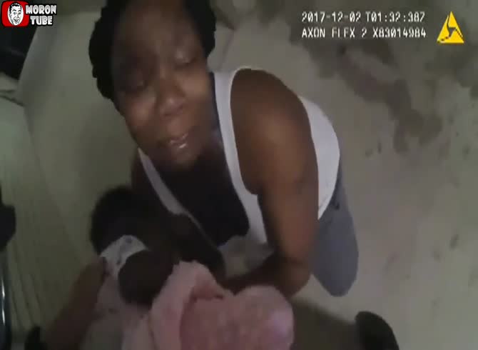 Video :Georgia - A policeman saves the life of a baby who is not breathing